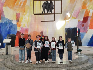 die Konfi3-4-Kinder mit ihren Urkunden in der Emmauskirche