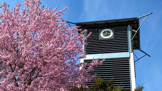 Kirchturm der Johanneskirche im Frühjahr