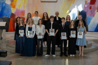 Konfirmierte, Kirchenvorstand und Teamer in der Emmauskirche