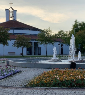 Brunnen vor der Emmauskirche