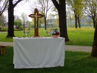 Altar mit Kreuz im Freien