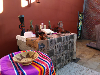 afrikanisch geschmückter Altar