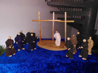 Osterkrippe Jesus vor dem Kreuz
