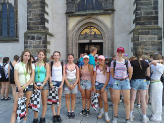 unsere Gruppe vor Tür der Schlosskirche in Wittenberg
