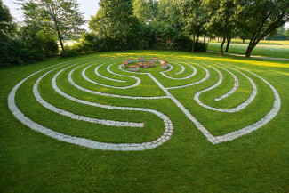 Labyrinth des Meditationswegs im Kurpark Bad Birnbach