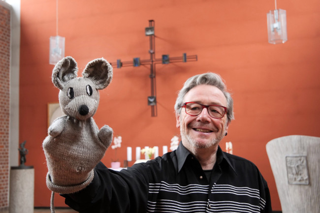 Pfr. Stolz mit Johannes, der Kirchemaus